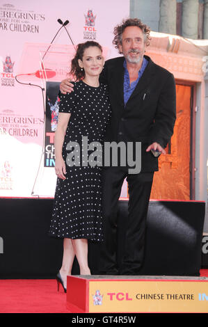 Hollywood, CA, USA. 8. Sep, 2016. Winona Ryder, Tim Burton. Tim Zeremonie Burton Hand und Fußabdruck in TCL Chinese Theatre. Bildnachweis: Birdie Thompson/AdMedia Credit: Birdie Thompson/AdMedia/ZUMA Draht/Alamy Live-Nachrichten Stockfoto