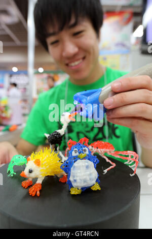 Tokio, Japan. 8. Sep, 2016. Japanisches Kinderspielzeug Hersteller MegaHouse Mitarbeiter zeigt Kunststoff Tier Figur mit einer speziellen Pistole, bunte Photopolimer "3D Dream Arts Pen" bei einem zweitägigen Spielzeug-Ausstellung in Tokio auf Donnerstag, 8. September 2016 zu injizieren. Tomy Willen legte es auf den Markt kommenden Monat. © Yoshio Tsunoda/AFLO/Alamy Live-Nachrichten Stockfoto