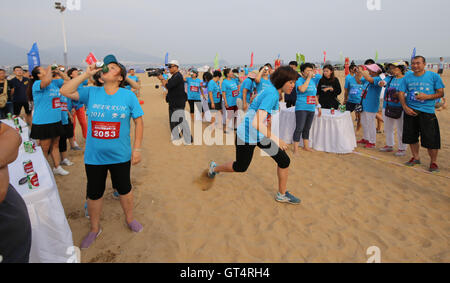 Qingdao, Qingdao, China. 9. September 2016. Qingdao, CHINA-? 4. September 2016:? (REDAKTION? VERWENDEN SIE? NUR.? CHINA? AUS). Läufer beim ersten Qingdao Bier laufen Rennen in Qingdao, Osten ChinaÂ¡Â¯s Shandong Provinz. Etwa 300 Menschen besuchen das erste Qingdao Bier laufen Rennen. Während des Rennens sollten Läufer trinken eine Flasche Qingdao Bier alle 200 Meter. Und die Läufer, die laufen und trinken schnellste gewinnt das Rennen. © SIPA Asien/ZUMA Draht/Alamy Live-Nachrichten Stockfoto