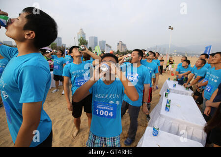 Qingdao, Qingdao, China. 9. September 2016. Qingdao, CHINA-? 4. September 2016:? (REDAKTION? VERWENDEN SIE? NUR.? CHINA? AUS). Läufer beim ersten Qingdao Bier laufen Rennen in Qingdao, Osten ChinaÂ¡Â¯s Shandong Provinz. Etwa 300 Menschen besuchen das erste Qingdao Bier laufen Rennen. Während des Rennens sollten Läufer trinken eine Flasche Qingdao Bier alle 200 Meter. Und die Läufer, die laufen und trinken schnellste gewinnt das Rennen. © SIPA Asien/ZUMA Draht/Alamy Live-Nachrichten Stockfoto