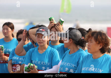 Qingdao, Qingdao, China. 9. September 2016. Qingdao, CHINA-? 4. September 2016:? (REDAKTION? VERWENDEN SIE? NUR.? CHINA? AUS). Läufer beim ersten Qingdao Bier laufen Rennen in Qingdao, Osten ChinaÂ¡Â¯s Shandong Provinz. Etwa 300 Menschen besuchen das erste Qingdao Bier laufen Rennen. Während des Rennens sollten Läufer trinken eine Flasche Qingdao Bier alle 200 Meter. Und die Läufer, die laufen und trinken schnellste gewinnt das Rennen. © SIPA Asien/ZUMA Draht/Alamy Live-Nachrichten Stockfoto