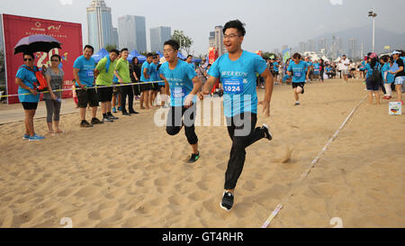 Qingdao, Qingdao, China. 9. September 2016. Qingdao, CHINA-? 4. September 2016:? (REDAKTION? VERWENDEN SIE? NUR.? CHINA? AUS). Läufer beim ersten Qingdao Bier laufen Rennen in Qingdao, Osten ChinaÂ¡Â¯s Shandong Provinz. Etwa 300 Menschen besuchen das erste Qingdao Bier laufen Rennen. Während des Rennens sollten Läufer trinken eine Flasche Qingdao Bier alle 200 Meter. Und die Läufer, die laufen und trinken schnellste gewinnt das Rennen. © SIPA Asien/ZUMA Draht/Alamy Live-Nachrichten Stockfoto