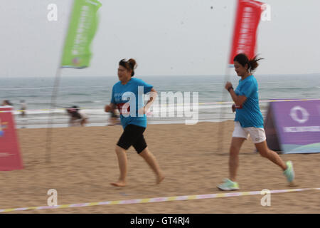 Qingdao, Qingdao, China. 9. September 2016. Qingdao, CHINA-? 4. September 2016:? (REDAKTION? VERWENDEN SIE? NUR.? CHINA? AUS). Läufer beim ersten Qingdao Bier laufen Rennen in Qingdao, Osten ChinaÂ¡Â¯s Shandong Provinz. Etwa 300 Menschen besuchen das erste Qingdao Bier laufen Rennen. Während des Rennens sollten Läufer trinken eine Flasche Qingdao Bier alle 200 Meter. Und die Läufer, die laufen und trinken schnellste gewinnt das Rennen. © SIPA Asien/ZUMA Draht/Alamy Live-Nachrichten Stockfoto