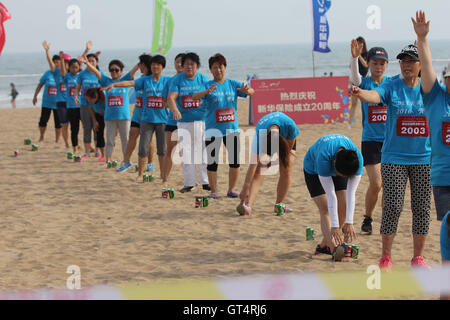 Qingdao, Qingdao, China. 9. September 2016. Qingdao, CHINA-? 4. September 2016:? (REDAKTION? VERWENDEN SIE? NUR.? CHINA? AUS). Läufer beim ersten Qingdao Bier laufen Rennen in Qingdao, Osten ChinaÂ¡Â¯s Shandong Provinz. Etwa 300 Menschen besuchen das erste Qingdao Bier laufen Rennen. Während des Rennens sollten Läufer trinken eine Flasche Qingdao Bier alle 200 Meter. Und die Läufer, die laufen und trinken schnellste gewinnt das Rennen. © SIPA Asien/ZUMA Draht/Alamy Live-Nachrichten Stockfoto