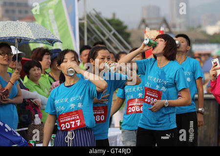 Qingdao, Qingdao, China. 9. September 2016. Qingdao, CHINA-? 4. September 2016:? (REDAKTION? VERWENDEN SIE? NUR.? CHINA? AUS). Läufer beim ersten Qingdao Bier laufen Rennen in Qingdao, Osten ChinaÂ¡Â¯s Shandong Provinz. Etwa 300 Menschen besuchen das erste Qingdao Bier laufen Rennen. Während des Rennens sollten Läufer trinken eine Flasche Qingdao Bier alle 200 Meter. Und die Läufer, die laufen und trinken schnellste gewinnt das Rennen. © SIPA Asien/ZUMA Draht/Alamy Live-Nachrichten Stockfoto