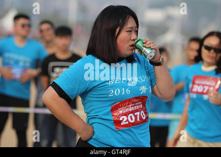 Qingdao, Qingdao, China. 9. September 2016. Qingdao, CHINA-? 4. September 2016:? (REDAKTION? VERWENDEN SIE? NUR.? CHINA? AUS). Läufer beim ersten Qingdao Bier laufen Rennen in Qingdao, Osten ChinaÂ¡Â¯s Shandong Provinz. Etwa 300 Menschen besuchen das erste Qingdao Bier laufen Rennen. Während des Rennens sollten Läufer trinken eine Flasche Qingdao Bier alle 200 Meter. Und die Läufer, die laufen und trinken schnellste gewinnt das Rennen. © SIPA Asien/ZUMA Draht/Alamy Live-Nachrichten Stockfoto