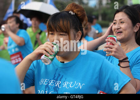 Qingdao, Qingdao, China. 9. September 2016. Qingdao, CHINA-? 4. September 2016:? (REDAKTION? VERWENDEN SIE? NUR.? CHINA? AUS). Läufer beim ersten Qingdao Bier laufen Rennen in Qingdao, Osten ChinaÂ¡Â¯s Shandong Provinz. Etwa 300 Menschen besuchen das erste Qingdao Bier laufen Rennen. Während des Rennens sollten Läufer trinken eine Flasche Qingdao Bier alle 200 Meter. Und die Läufer, die laufen und trinken schnellste gewinnt das Rennen. © SIPA Asien/ZUMA Draht/Alamy Live-Nachrichten Stockfoto