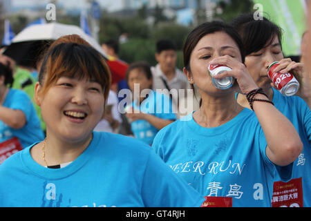 Qingdao, Qingdao, China. 9. September 2016. Qingdao, CHINA-? 4. September 2016:? (REDAKTION? VERWENDEN SIE? NUR.? CHINA? AUS). Läufer beim ersten Qingdao Bier laufen Rennen in Qingdao, Osten ChinaÂ¡Â¯s Shandong Provinz. Etwa 300 Menschen besuchen das erste Qingdao Bier laufen Rennen. Während des Rennens sollten Läufer trinken eine Flasche Qingdao Bier alle 200 Meter. Und die Läufer, die laufen und trinken schnellste gewinnt das Rennen. © SIPA Asien/ZUMA Draht/Alamy Live-Nachrichten Stockfoto