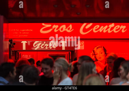 Menschen Sie stehen am Eingang eines Bordells während der "Bahnhofsviertelnacht" (lit.) "Central Station Bezirk Nacht" aka. "Rotes-Licht Bezirk Nacht") in Frankfurt/Main, Deutschland, 8. September 2016. Mehrere zehntausend Besucher nutzten die Gelegenheit, das Rotlichtviertel der Stadt am Main River erkunden und Bordelle, Moscheen und kulturelle Veranstaltungen zu besuchen. Foto: BORIS ROESSLER/dpa Stockfoto