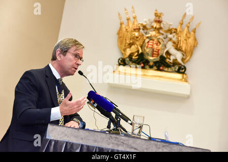 Hong Kong. 9. September 2016. Der Lord Mayor der City of London, Stadtrat der Lord Mountevans trifft, ist die lokale Presse auf das britische Konsulat Admiralty.The Oberbürgermeister über Hong Kong für Business-Meetings, die Betonung der City of London ist noch offen für Unternehmen in einem Post Austritt Umwelt. © Jayne Russell. Bildnachweis: Jayne Russell/ZUMA Draht/Alamy Live-Nachrichten Stockfoto