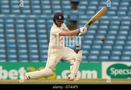 Headingley Carnegie Stadium, Leeds, UK.  Freitag, 9. September 2016.   Graham Clark von Durham Wimper gegen Yorkshire während der vier Tage der Specsavers County Championship Division One Übereinstimmung zwischen Yorkshire und Durham Headingley Carnegie Stadium.   © Stephen Dürr/Alamy Live News Bildnachweis: Stephen Dürr/Alamy Live-Nachrichten Stockfoto