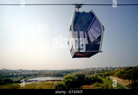 Berlin, Deutschland. 9. September 2016. Eine Gondel der Seilbahn während eines Tests fahren über die Baustelle der Internationalen Gartenschau (IGA Berlin 2017) in Berlin, Deutschland, 9. September 2016. Foto: BRITTA PEDERSEN/Dpa/Alamy Live News Stockfoto