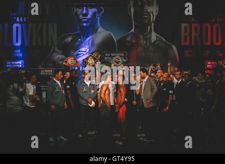 London, UK. 9. September 2016. Kell Brook und Gennady Golovkin während der Matchroom wiegen in The O2 Arena, London, 9. September 2016 Credit: Scott Heavey/Alamy Live News Stockfoto