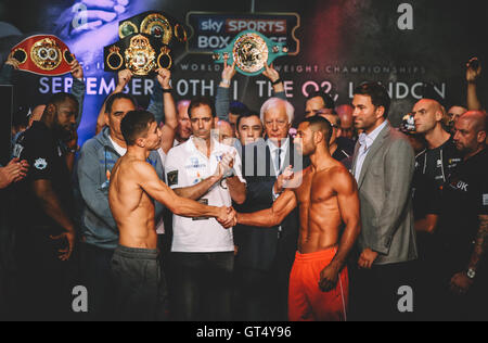 London, UK. 9. September 2016. Kell Brook und Gennady Golovkin während der Matchroom wiegen in The O2 Arena, London, 9. September 2016 Credit: Scott Heavey/Alamy Live News Stockfoto