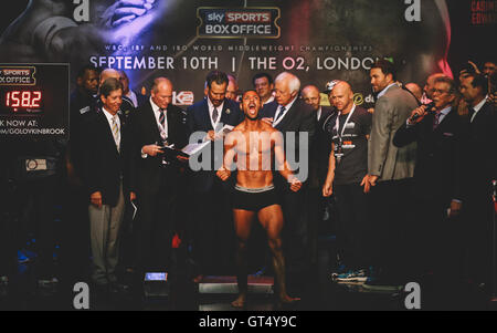 London, UK. 9. September 2016. Kell Brook und Gennady Golovkin während der Matchroom wiegen in The O2 Arena, London, 9. September 2016 Credit: Scott Heavey/Alamy Live News Stockfoto