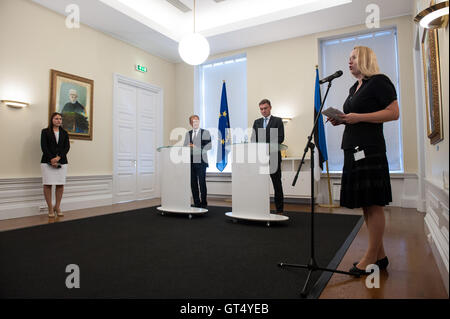 Tallinn, Estland, 9. September 2016. Estonian Prime Minister Taavi Roivas (R) und Präsident des Europäischen Rates Donald Tusk (L) Adressen die Medien nach ihrem Treffen am Steinböckchen Haus. Die wichtigsten Themen ihres Treffens werden die Zukunft der Europäischen Union nach dem Austritt sowie den estnischen Politik stand die Präsidentschaftswahl.  Estland wird Gastgeber der die Präsidentschaft des Rates der Europäischen Union in der zweiten Hälfte des 2017, das zum ersten Mal. Bildnachweis: Nicolas Bouvy/Alamy Live-Nachrichten Stockfoto