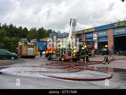 Devon, UK. 9. September 2016. Tiverton Feuer: Die Szene von einem Großbrand in den Räumlichkeiten des Warren Hughes Möbelhersteller in Ormidale Square, Tiverton Business Park, Devon, am 16.00 BST auf Freitag, 9. September 2016. Die Feuerwehr wurden bei 11,23 genannt. Fünf Stunden waren später mindestens 6 Feuerlöschfahrzeuge noch am Tatort, darunter zwei Hebebühnen. Personal in den benachbarten Einheiten wurden auch unter anderem die Räumlichkeiten der North Devon Reifen und nationalen Reifen & Autocare evakuiert. Bildnachweis: Tim Squires/Alamy Live-Nachrichten Stockfoto