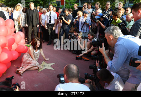 Berlin, Deutschland. 9. September 2016. Schauspielerin Iris Berben stellt neben ihren Stern auf dem Boulevard der Stars, mit denen sie geehrt, am Potsdamer Platz in Berlin, Deutschland, 9. September 2016 wurde. Foto: JENS KALAENE/Dpa/Alamy Live News Stockfoto