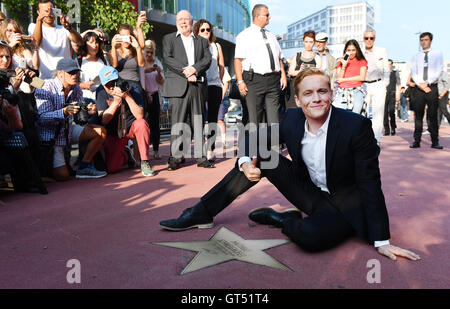 Berlin, Deutschland. 9. September 2016. Mitverdienen Matthias Schweighofer stellt neben seinen Stern auf dem Boulevard der Stars, mit denen er geehrt, am Potsdamer Platz in Berlin, Deutschland, 9. September 2016 wurde. Foto: JENS KALAENE/Dpa/Alamy Live News Stockfoto