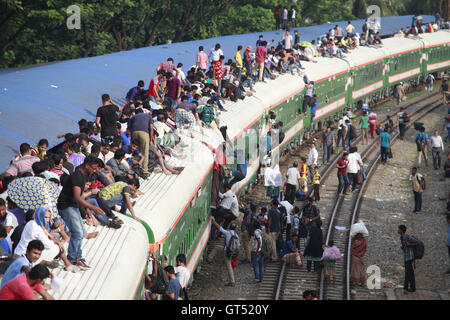 Dhaka, Bangladesch. 9. September 2016. Bangladeshi homebound Menschen versuchen, auf dem Dach von einem überfüllten Zug zu klettern, wie sie den Kopf in ihre Heimatorte vor der muslimischen Feiertag von Eid al-Adha, in Dhaka, Bangladesch, 9. September 2016. Um einen Zug zu erwischen, sie überfüllen Stationen und trainieren Autos jenseits aller Vorstellungskraft, Klettern auf Dächern oder an jeder Vorsprung in ihrer Reichweite hängen. Eid al-Adha ("Festival des Opfers ''), auch genannt '' Opfer fest '' oder '' Bakr-Eid'', Credit: ZUMA Press, Inc./Alamy Live News Stockfoto