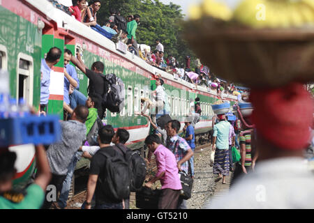 Dhaka, Bangladesch. 9. September 2016. Bangladeshi homebound Menschen versuchen, auf dem Dach von einem überfüllten Zug zu klettern, wie sie den Kopf in ihre Heimatorte vor der muslimischen Feiertag von Eid al-Adha, in Dhaka, Bangladesch, 9. September 2016. Um einen Zug zu erwischen, sie überfüllen Stationen und trainieren Autos jenseits aller Vorstellungskraft, Klettern auf Dächern oder an jeder Vorsprung in ihrer Reichweite hängen. Eid al-Adha ("Festival des Opfers ''), auch genannt '' Opfer fest '' oder '' Bakr-Eid'', Credit: ZUMA Press, Inc./Alamy Live News Stockfoto