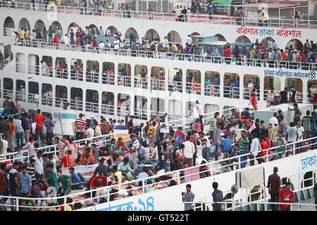 Dhaka, Bangladesch. 9. September 2016. Überfüllte Fähren stehen am Terminal mit Passagieren auf den Heimweg für Eid al-Adha Festival in Dhaka, Bangladesch, 9. September 2016. Eid al-Adha ("Festival des Opfers ''), auch genannt '' Opfer fest '' oder '' Bakr-Eid'', Credit: ZUMA Press, Inc./Alamy Live News Stockfoto