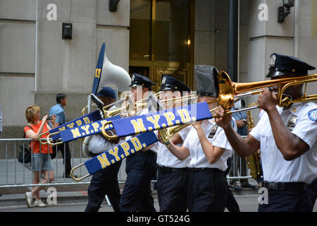 Manhattan, New York, USA. 8. Sep, 2016.  NYPD führte Parade in Lower Manhattan zum Jahrestag der 9/11 Anschläge auf das World Trade Center. Bildnachweis: Christopher Penler/Alamy Live-Nachrichten Stockfoto