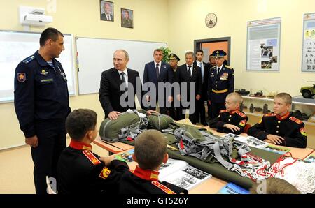 Der russische Präsident Vladimir Putin besucht eine Klasse am Fallschirm packen während eines Besuchs in der Kadettenschule in Tula mit Verteidigungsminister Sergei Shoigu und amtierender Gouverneur von Tula Alexei Dyumin 8. September 2016 in Tula, Russland. Stockfoto