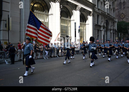 Manhattan, New York, USA. 8. Sep, 2016. NYPD geführt Prozession in Lower Manhattan zum Jahrestag der 9/11 Terroranschläge auf das World Trade Center. Bildnachweis: Christopher Penler/Alamy Live-Nachrichten Stockfoto