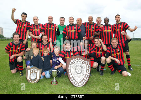 Kapelle feiert den Division 2 Titel - Kapelle N1 (rot/schwarz) Vs One Azzurri - Hackney & Leyton Sunday League Football im Süden Marsh, Hackney Sümpfe, London - 16.06.13 Stockfoto