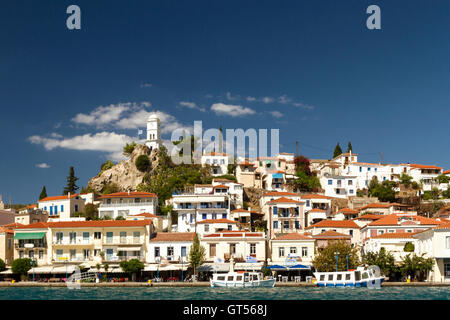 Blick auf Poros-Stadt, Insel Poros, von der Küste von Galatas, in der Region Peloponnes, in Griechenland gesehen. Stockfoto