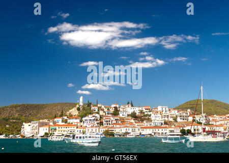 Blick auf Poros-Stadt, Insel Poros, von der Küste von Galatas, in der Region Peloponnes, in Griechenland gesehen. Stockfoto