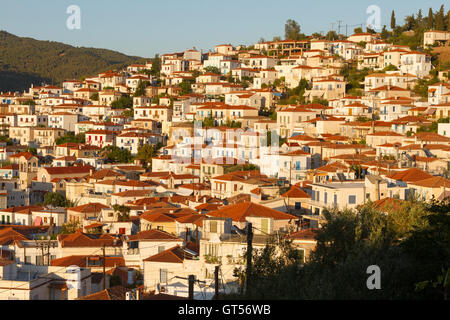 Blick auf Poros-Stadt in Poros Insel, Ägäis, Saronischen Golf, Griechenland. Stockfoto