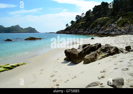 Ecke ein Strand mit weißem Sand und blauem Wasser auf der Insel von Faro (Cíes-Inseln, Spanien) Stockfoto