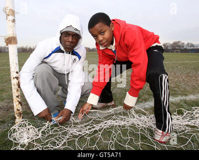 Gefrorene Stellplätze bringen über die Verschiebung von zehn Spielen auf Osten Sumpf - Hackney & Leyton Liga im Osten Marsh, Hackney - 01.04.09 Stockfoto