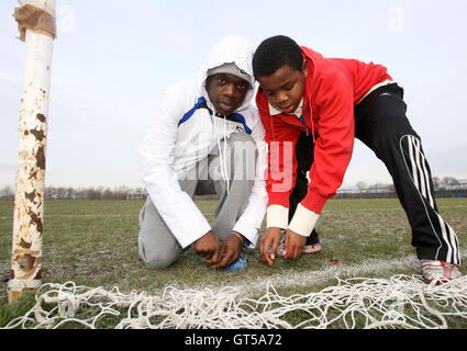 Gefrorene Stellplätze bringen über die Verschiebung von zehn Spielen auf Osten Sumpf - Hackney & Leyton Liga im Osten Marsh, Hackney - 01.04.09 Stockfoto