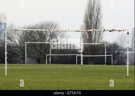 Gefrorene Stellplätze bringen über die Verschiebung von zehn Spielen auf Osten Sumpf - Hackney & Leyton Liga im Osten Marsh, Hackney - 01.04.09 Stockfoto