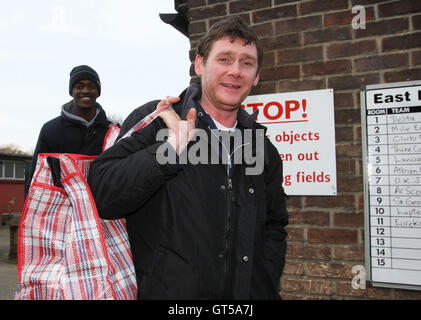 Gefrorene Stellplätze bringen über die Verschiebung von zehn Spielen auf Osten Sumpf - Hackney & Leyton Liga im Osten Marsh, Hackney - 01.04.09 Stockfoto