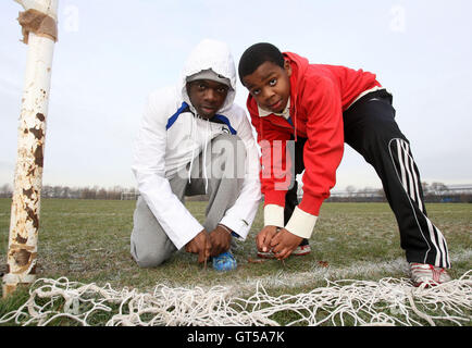 Gefrorene Stellplätze bringen über die Verschiebung von zehn Spielen auf Osten Sumpf - Hackney & Leyton Liga im Osten Marsh, Hackney - 01.04.09 Stockfoto