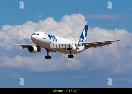 MNG Airlines Cargo Airbus A300C4-203 [TC-MNG] Landebahn 31. Alle übrigen fliegen A300 sind jetzt Ladungsträger. Stockfoto