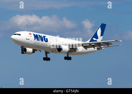 MNG Airlines Cargo Airbus A300C4-203 [TC-MNG] Landebahn 31. Alle übrigen fliegen A300 sind jetzt Ladungsträger. Stockfoto
