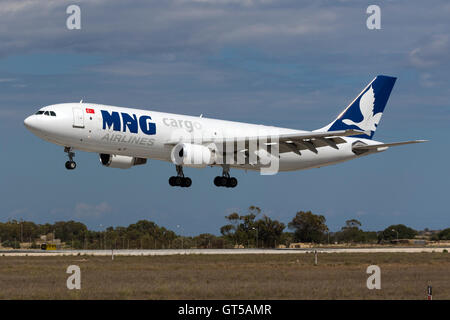 MNG Airlines Cargo Airbus A300C4-203 [TC-MNG] Landebahn 31. Alle übrigen fliegen A300 sind jetzt Ladungsträger. Stockfoto
