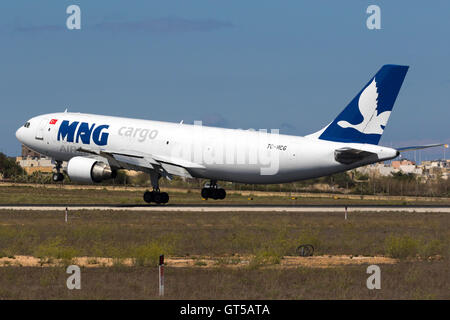 MNG Airlines Cargo Airbus A300C4-203 [TC-MNG] Landebahn 31. Alle übrigen fliegen A300 sind jetzt Ladungsträger. Stockfoto