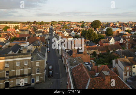 Luftaufnahme von Churchgate Street, Bury St Edmunds Blick nach Westen vom normannischen Turm in der frühen Morgensonne. Ungespitzten Stockfoto