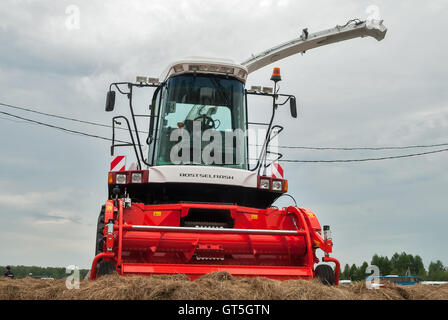 Neuer Mähdrescher steht auf einer Plattform Stockfoto