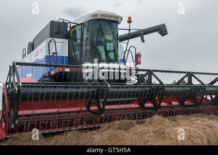 Neuer Mähdrescher steht auf einer Plattform Stockfoto