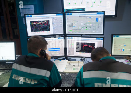 Ingenieure im Kontrollraum von Tobolsk Polymer Stockfoto