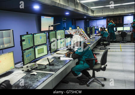 Ingenieure im Kontrollraum von Tobolsk Polymer Stockfoto