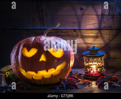 Grinsende Kürbis Laterne oder Laterne ist eines der Wahrzeichen von Halloween. Halloween-Attribut. Nachthimmel auf dem Hintergrund Stockfoto