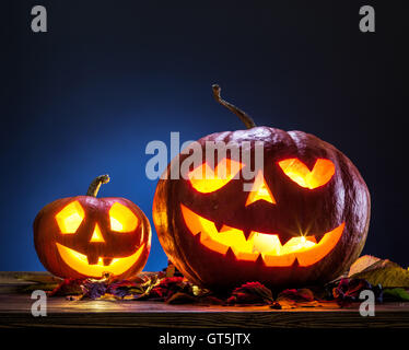 Grinsende Kürbis Laterne oder Laterne ist eines der Wahrzeichen von Halloween. Halloween-Attribut. Hölzerne Hintergrund. Stockfoto